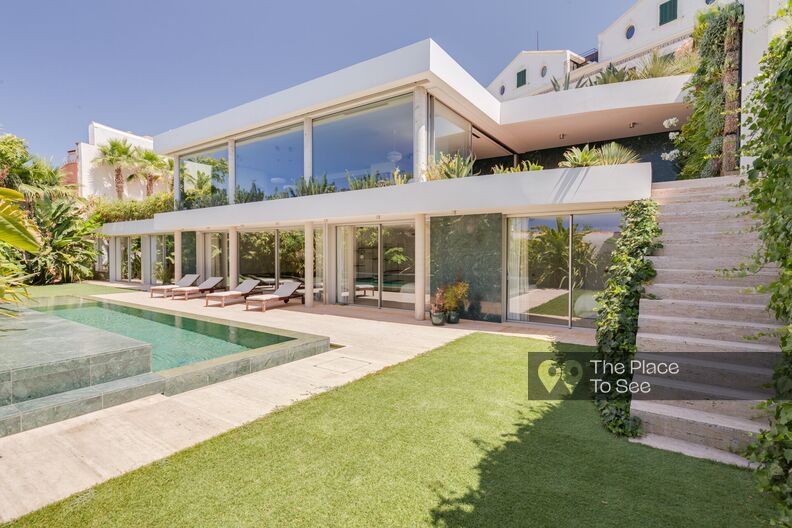 Californian house on the ledge