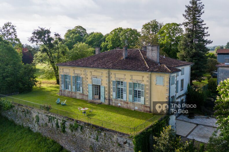 Castle with magnificent view of the Garonne valley