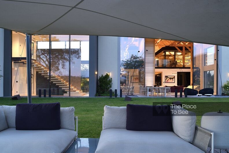Luxurious mansion like a chic loft