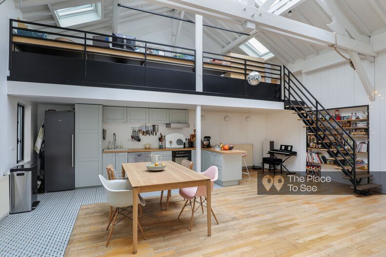Maison loft avec salon cosy et belle hauteur sous plafond