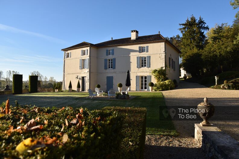 Périgord castle with swimming pool and tennis court