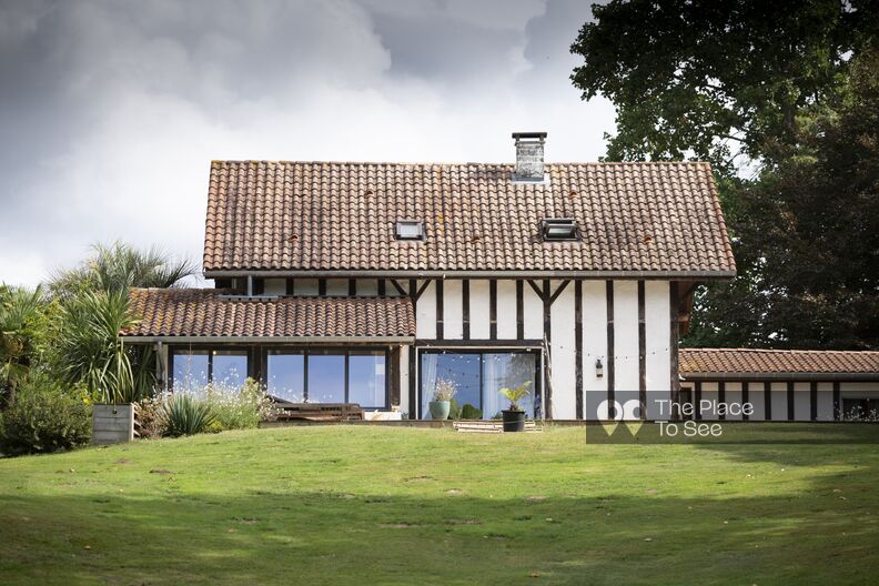 House with swimming pool and large cabin for receptions in the pines