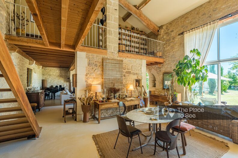Former renovated priory in Gironde, all in stone with large volumes