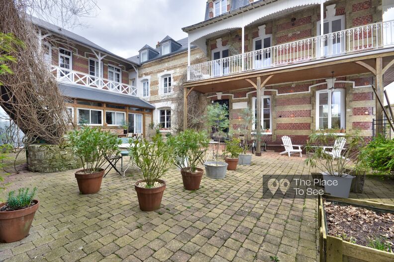 Incroyable maison normande avec balcons coloniaux, les pieds dans l'eau