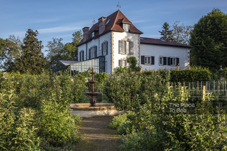 Atypical estate with building and gardens in the heart of the Basque country