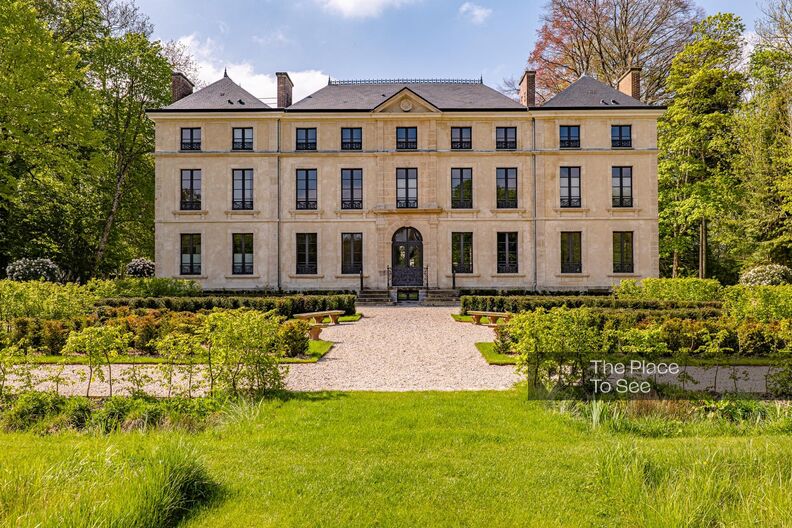 Magnifique château normand au milieu de la campagne