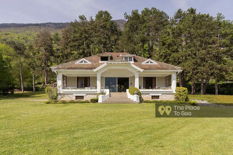 Beautiful 1930s villa with lake view and private port