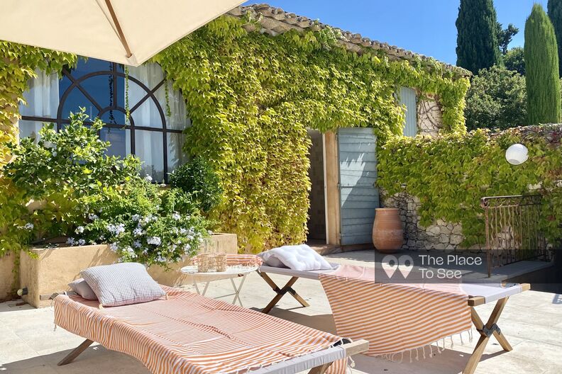Cozy and bright Provencal property