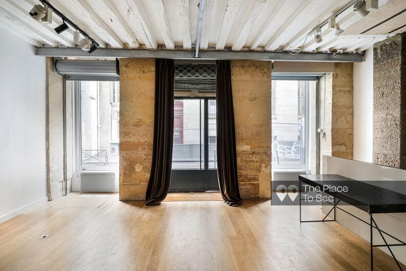 Showroom gallery on 2 levels