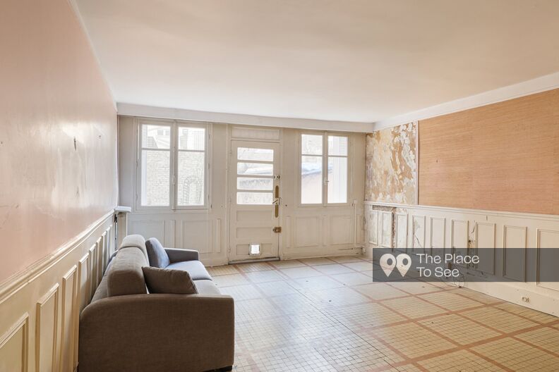 Empty townhouse in its original condition with garden in Paris
