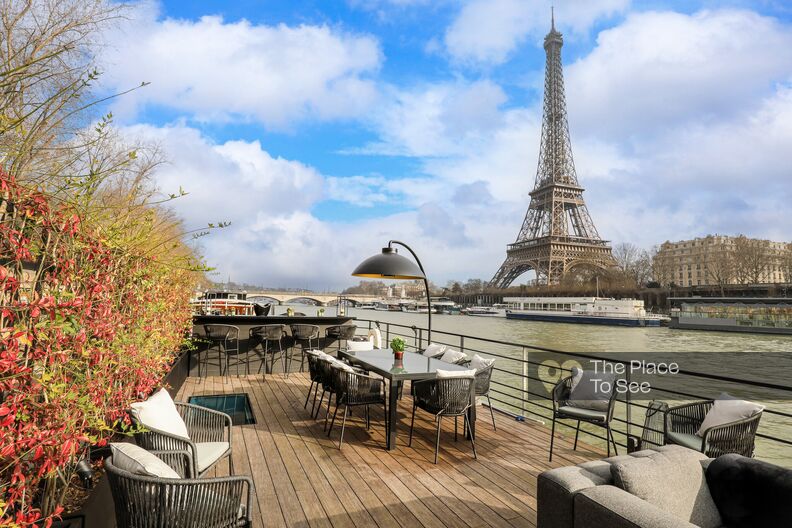 Superb barge at the foot of the Eiffel Tower
