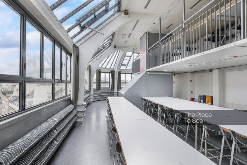 École dans un bâtiment historique des années 30