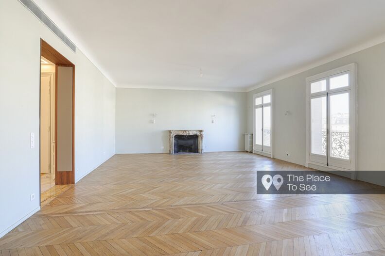 Large empty and luxury Haussmannian apartment