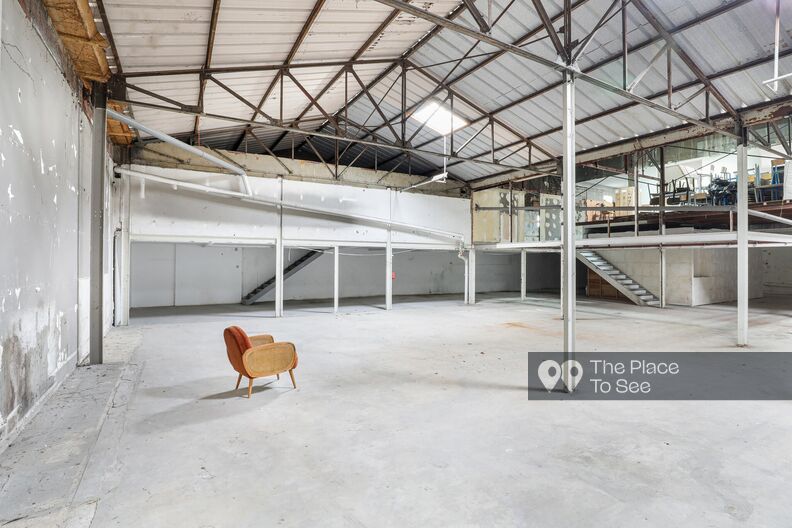 Warehouse hangar with an interior courtyard