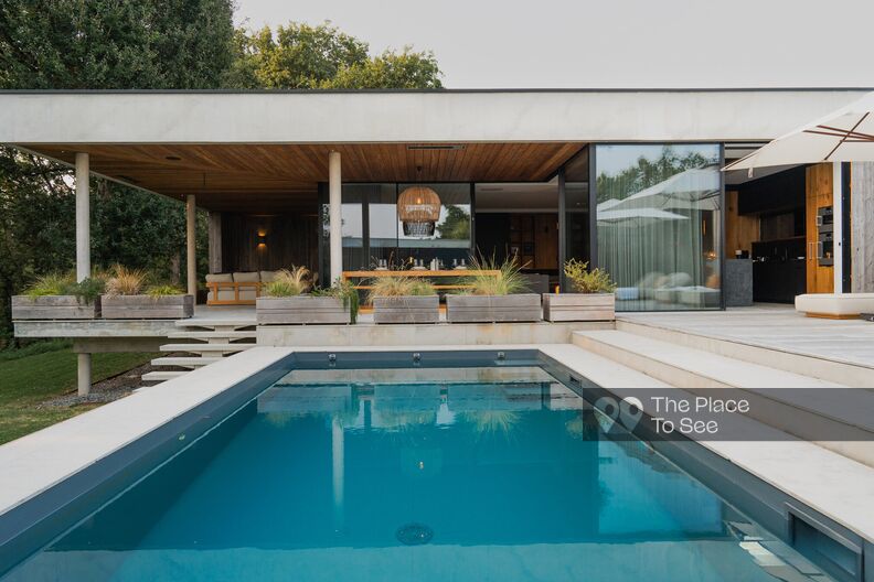 Refined Californian style villa in concrete and wood with swimming pool