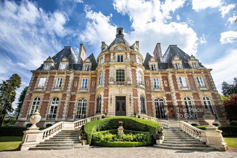 Luxuriously furnished Empire chateau and large park