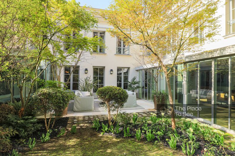 Luxury townhouse with garden and Eiffel Tower view