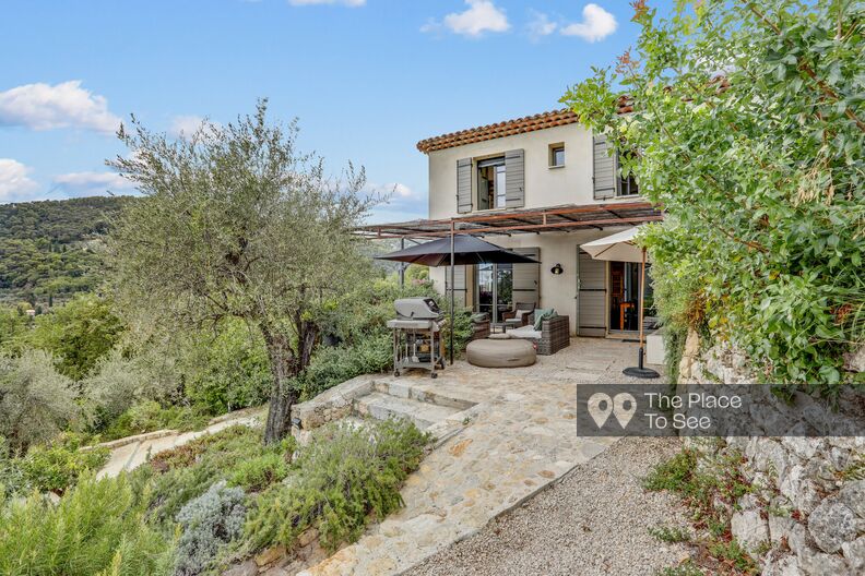 Provencal estate with country house and unusual gîte in a chapel
