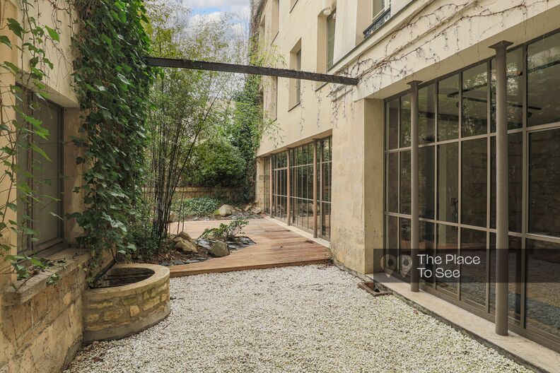 Showroom industriel vide avec jardin au coeur du Marais 