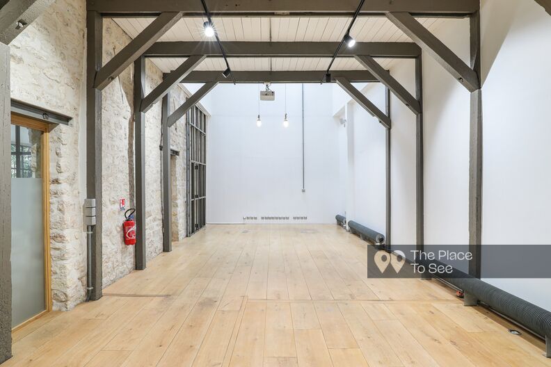 Empty industrial showroom with garden in the heart of the Marais