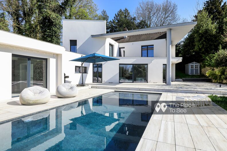 Detached architect-designed house with infinity pool