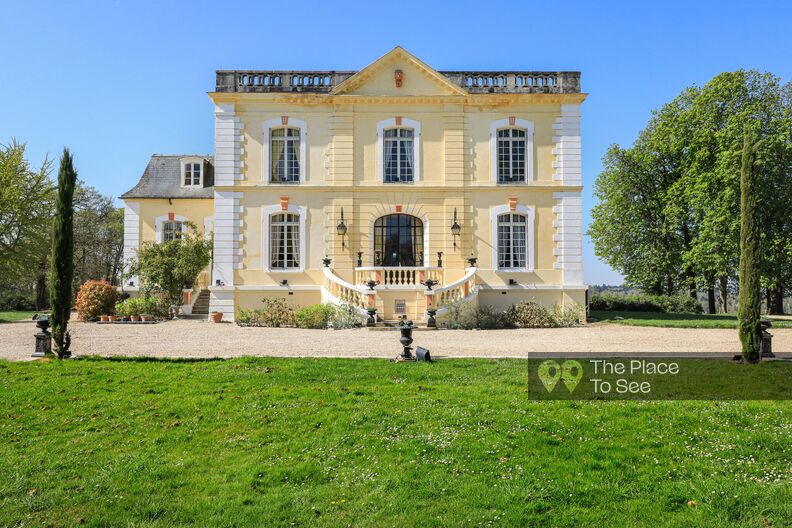 18th-century family castle with Tuscan-inspired terrace and swimming pool
