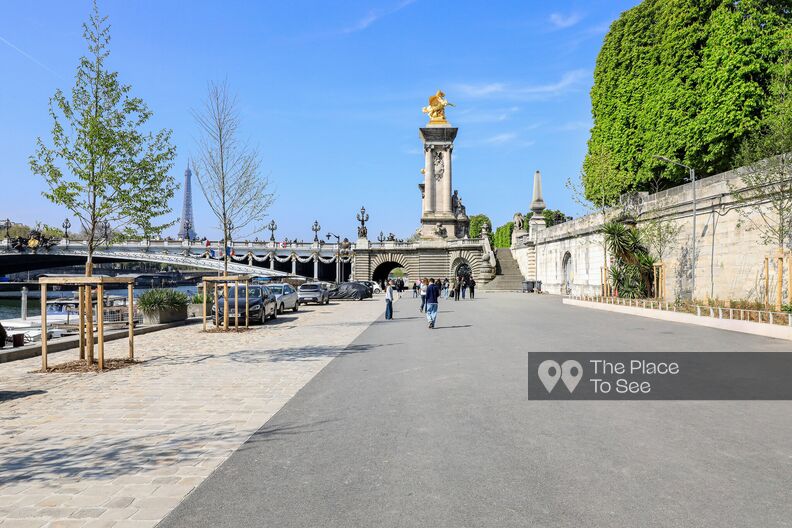 Seine quays available for private hire at the foot of the Alexandre III bridge