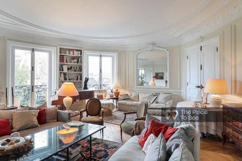 Bourgeois family apartment with parquet floors, moldings and fireplaces