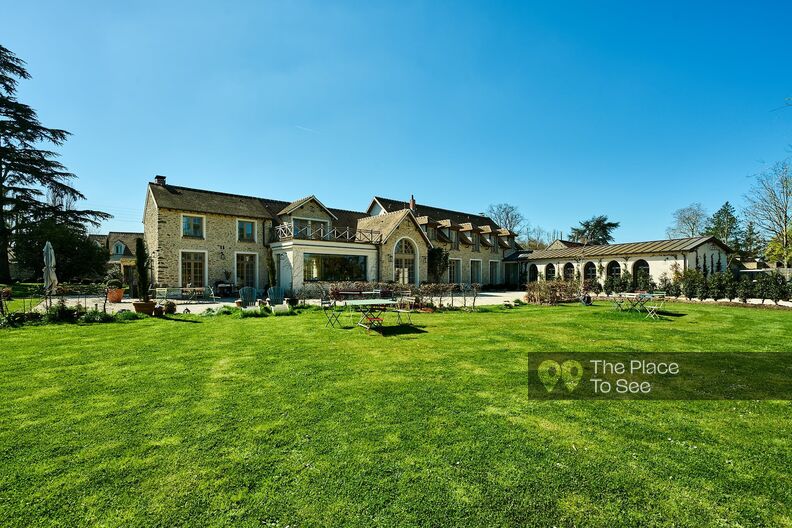 Stone house with contemporary and refined renovation