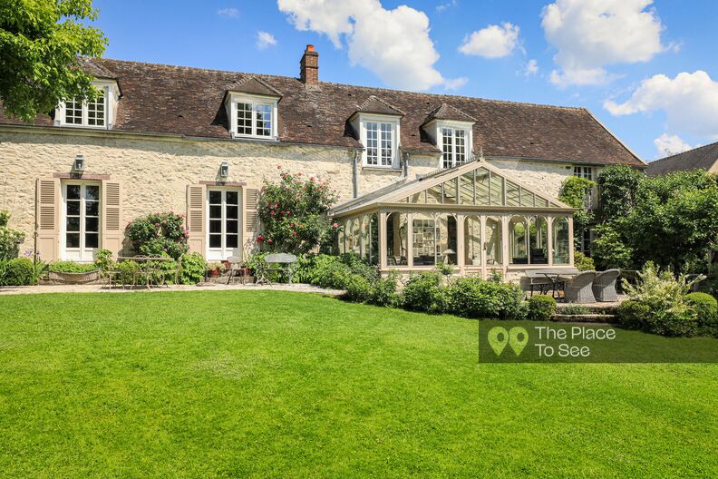 Lovely country house with flower garden, water courtyard and wooden cabin