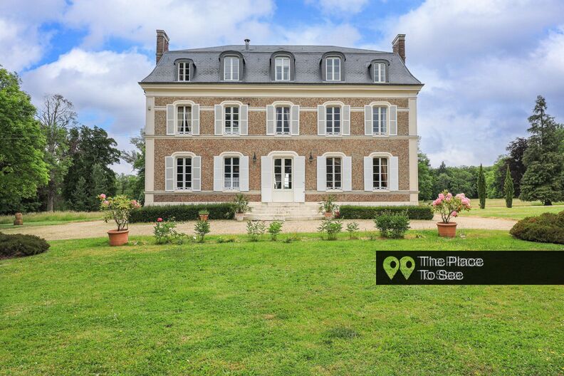 Mansion from 1854 in the heart of a 25-hectare park