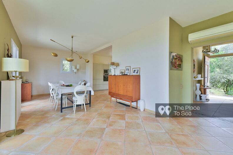 Bright Provençal country house located in the countryside