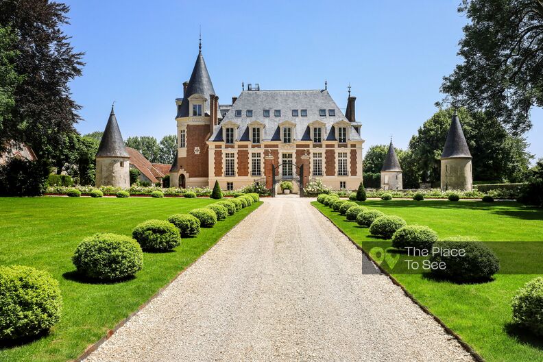 16th century castle with magnificent swimming pool and large lounges