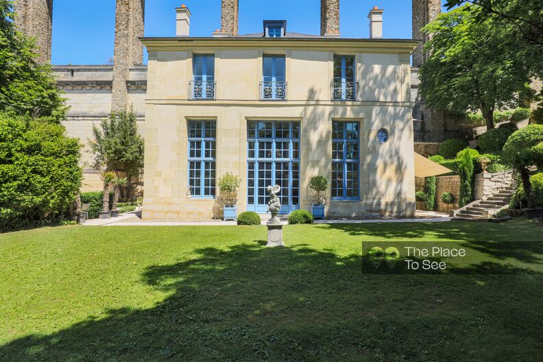 Former hunting lodge, stone, woodwork and garden at the gates of Paris