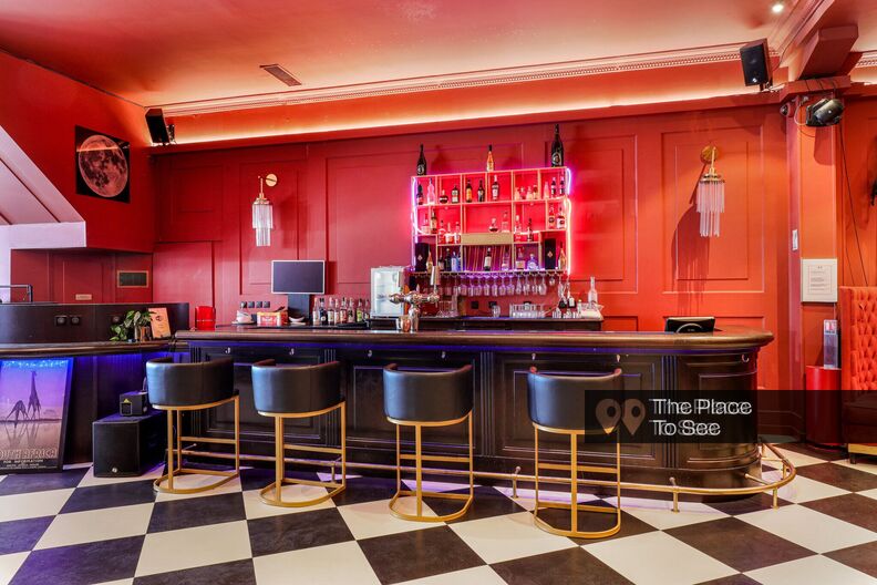 Casino with classic lounges and two luxurious bars