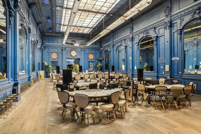 Casino with classic lounges and two luxurious bars