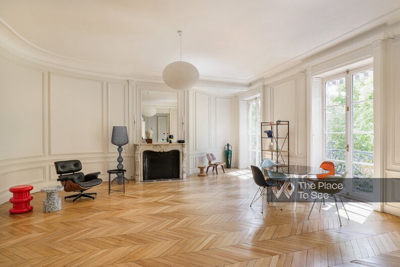 Minimalist and modular Haussmannian apartment