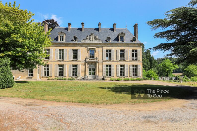 18th century castle topped with attics evoking Paris in the 1900s
