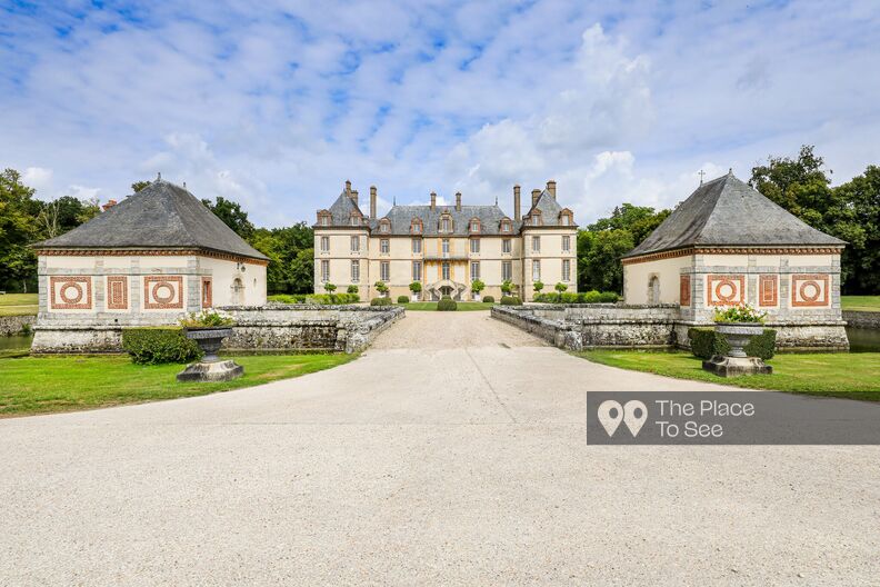 Château fin XVIe entouré de douves