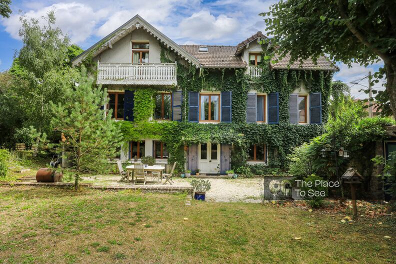 Maison ancienne avec jardin et un vaste grange