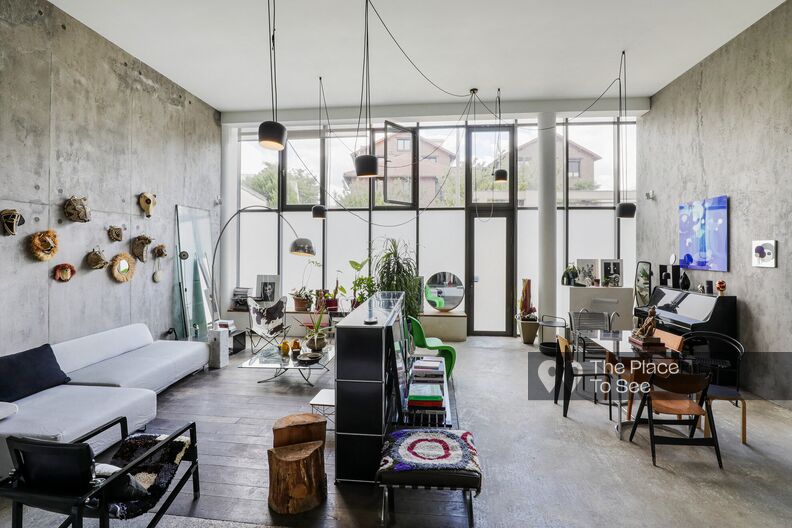 Loft cubique avec murs et sol en béton