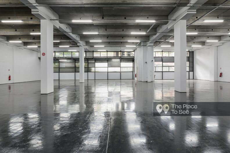 Hangar vide avec sol béton avec deux entrées véhicules