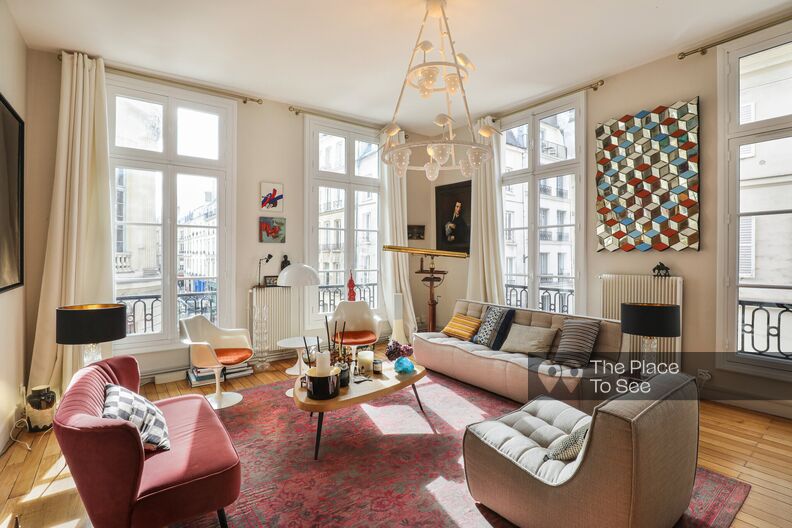 Appartement d'angle baigné de lumière au centre de Paris