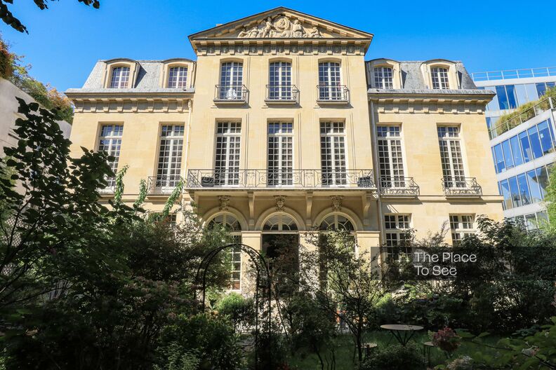 Hôtel particulier aux décor variés et beau jardin parisien