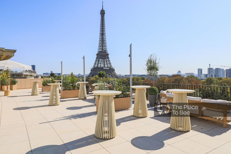 Superbe rooftop avec bars et vue imprenable sur la Tour Eiffel