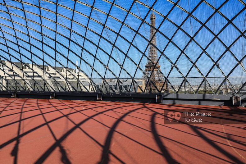 Terrain de sport sur un rooftop avec vue sur la tour Eiffel