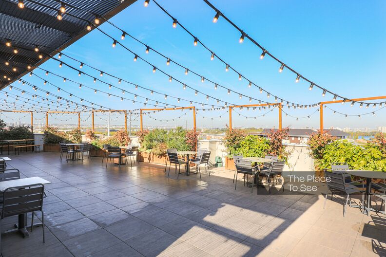 Espace culturel avec salle de spectacle, rooftop, restaurant...