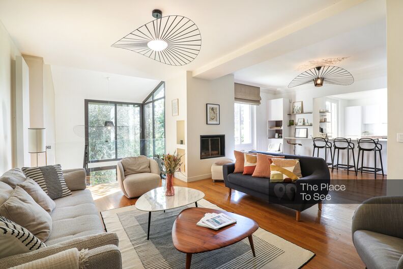 Townhouse with contemporary extension opening a living space onto a terrace and garden