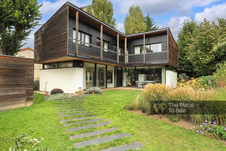 Maison d'architecte rénovée avec de grandes baies vitrées