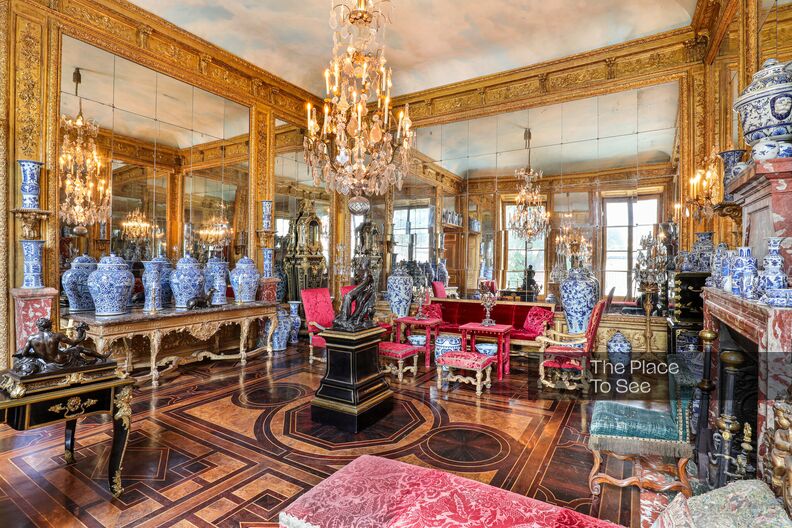 Magnificent, grand reception rooms on the first floor of a private mansion.